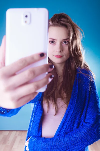 Young woman using technology. — Stock Photo, Image
