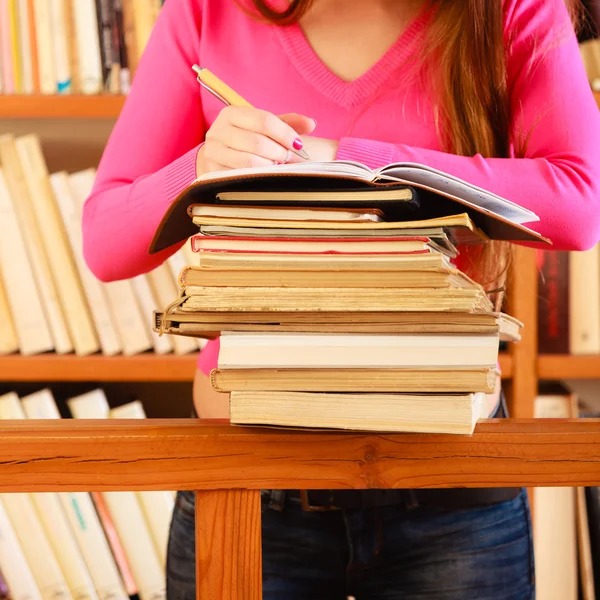 Menina estudante na biblioteca da faculdade — Fotografia de Stock