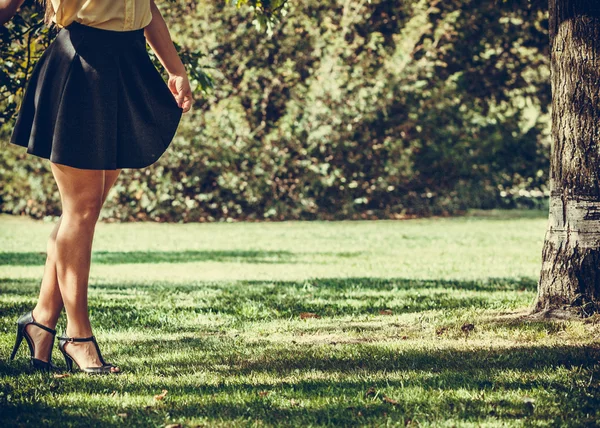 Pernas femininas no parque . — Fotografia de Stock