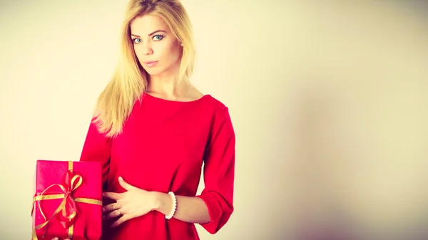 Hermosa mujer con regalo rojo . — Foto de Stock