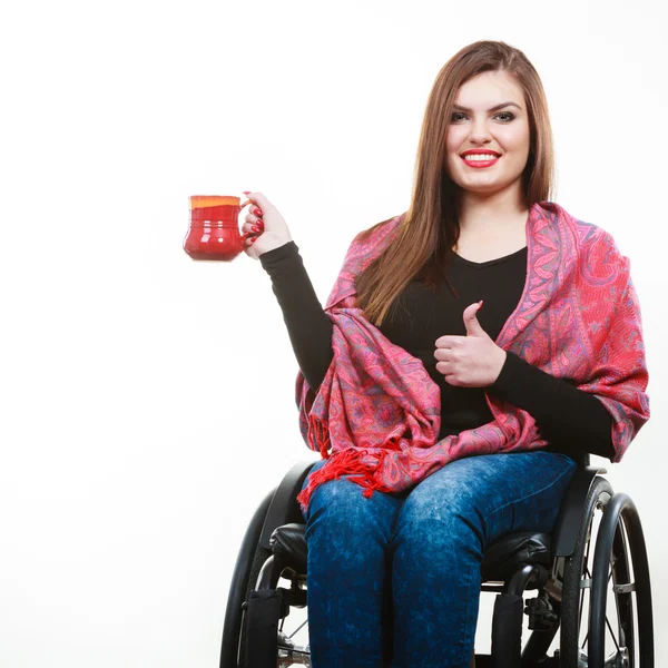 Señora lisiada alegre en silla de ruedas . — Foto de Stock