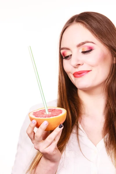 Mulher detém sumo de toranja bebendo de frutas — Fotografia de Stock