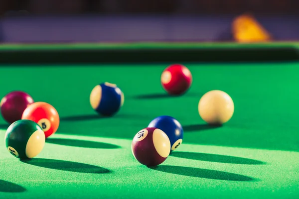 Snookerball auf Billardtisch — Stockfoto