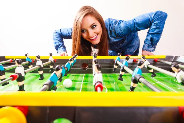 Mujer jugando fútbol de mesa juego — Foto de Stock