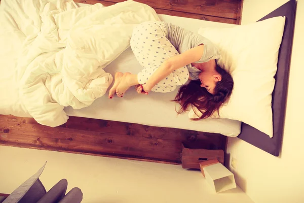 Mujer somnolienta durmiendo en la cama . —  Fotos de Stock