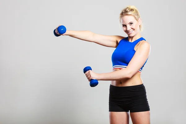 Fit vrouw tillen halters gewichten — Stockfoto