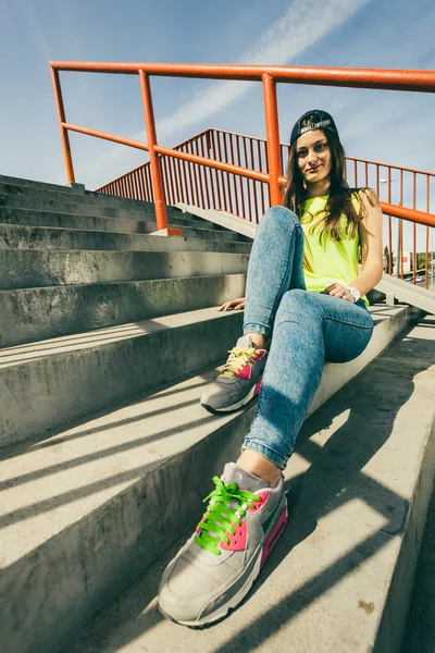 Chica en las escaleras con monopatín . —  Fotos de Stock