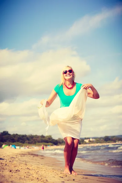 Attractive woman on the beach. — Stock Photo, Image