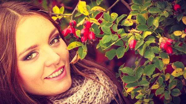 Vrouw mode meisje ontspannen wandelen in herfst park — Stockfoto