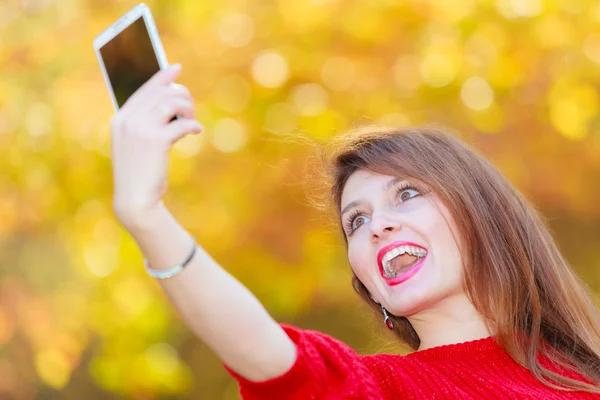 Nádherná dívka pořizování selfie. — Stock fotografie