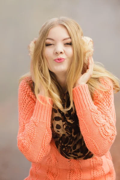 Happy fashion woman in park blowing kiss. — Stock Photo, Image