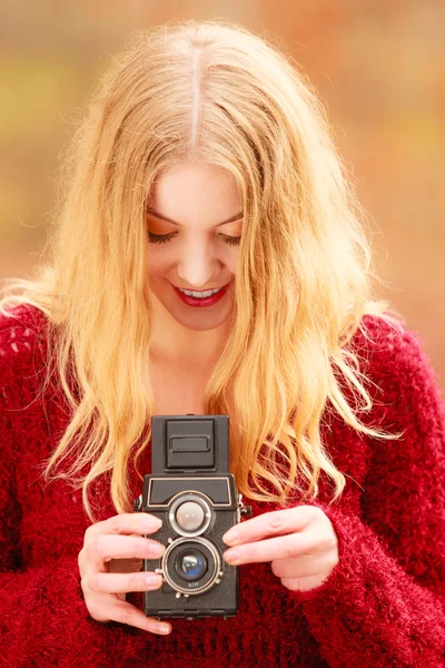 Pretty woman with old vintage camera. — Stock Photo, Image