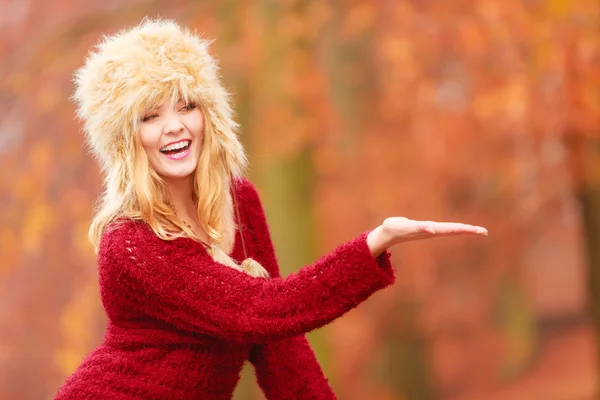 Pretty smiling woman in fur hat with copy space. — Stock Photo, Image
