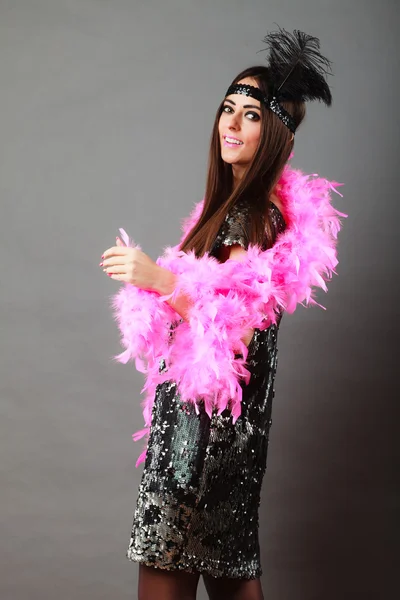 Meisje roze pluim en zwarte pluim op hoofd. Carnaval. — Stockfoto