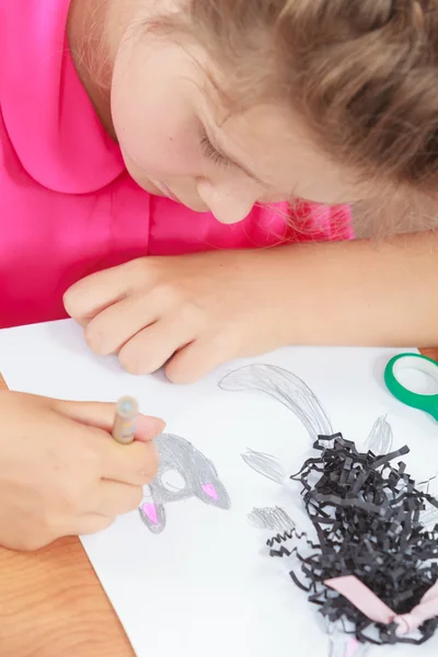 Menina desenhar na sala de aula — Fotografia de Stock