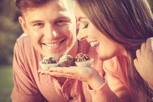 Couple on date with cupcakes. — Stock Photo, Image