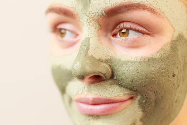 Kvinna ansikte med grön lera lera mask — Stockfoto