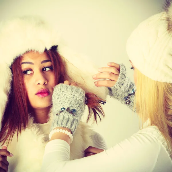 Två damer med vinter outfit. — Stockfoto