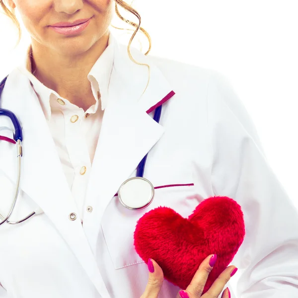 Kvinnliga kardiolog med rött hjärta. — Stockfoto
