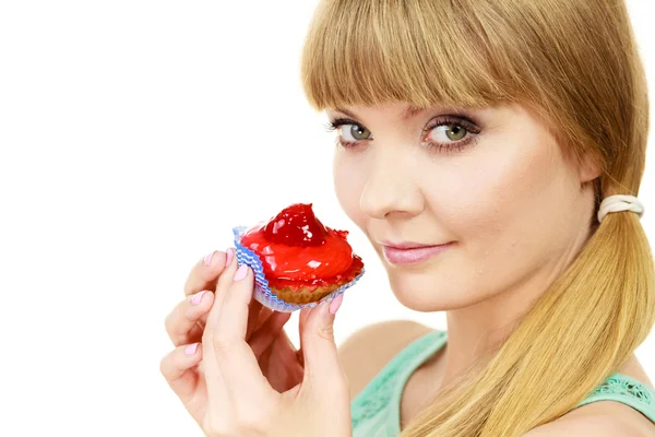 Žena má dort jahodový košíček — Stock fotografie