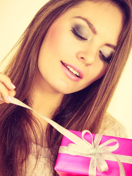 Preciosa mujer con rosa rosa caja regalo —  Fotos de Stock
