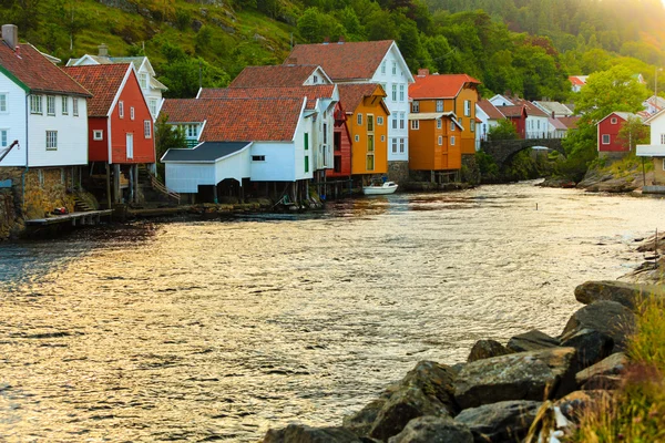 Dřevěné domy v Norsku Sogndalstrand — Stock fotografie