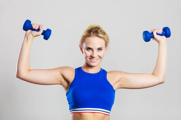 Fit vrouw tillen halters gewichten — Stockfoto