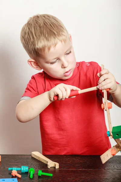 Menino brincar com brinquedo na mesa . — Fotografia de Stock