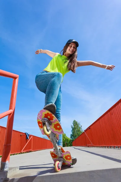 Chica adolescente skater montar monopatín en la calle. — Foto de Stock