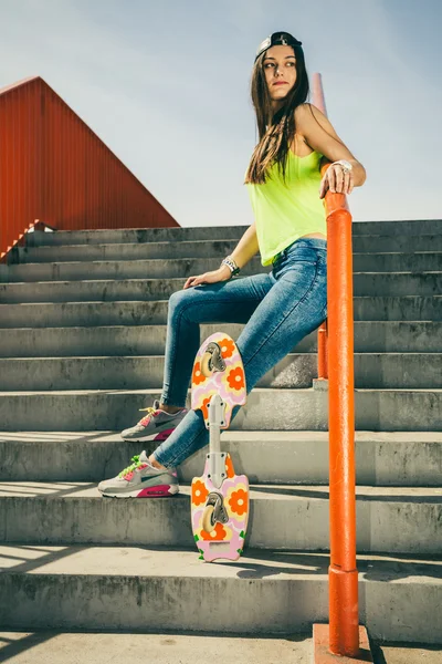 Девушка на лестнице со скейтбордом . — стоковое фото