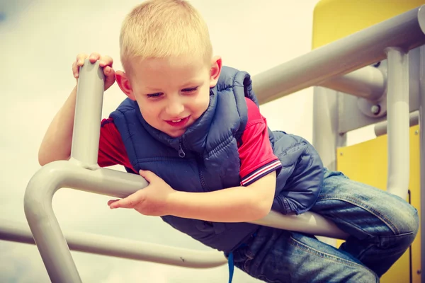 Aktives Kind hat Spaß auf Spielplatz. — Stockfoto