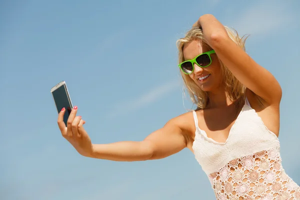 Menina com telefone tirando selfie. — Fotografia de Stock