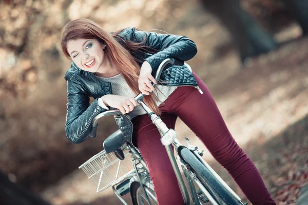 Modisches Mädchen mit Fahrrad. — Stockfoto