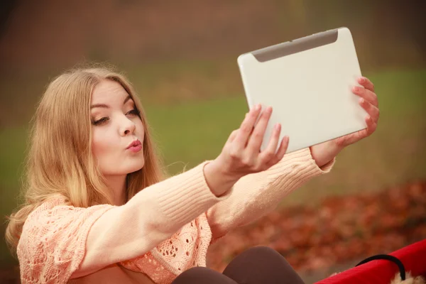 Menina sentada no banco com tablet . — Fotografia de Stock