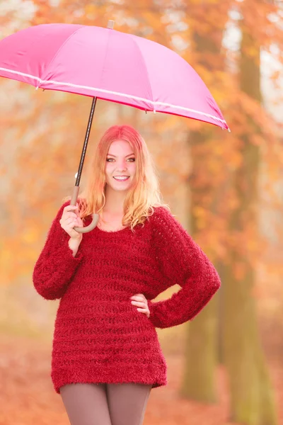 时尚女人与伞放松在秋天公园. — 图库照片