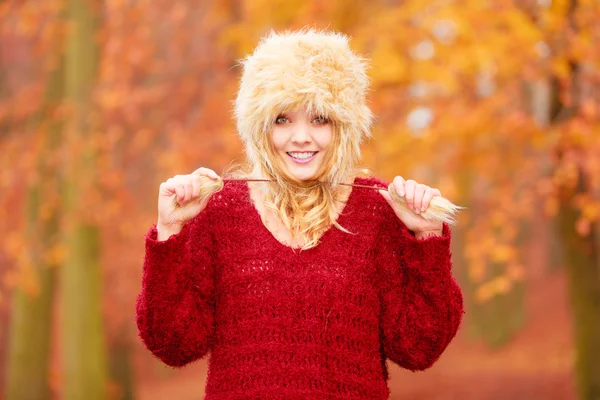 Portret van vrij lachende vrouw in bont winter hoed — Stockfoto