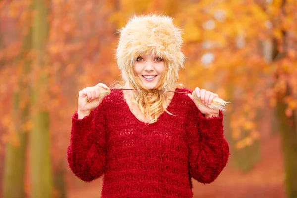 Retrato de mulher muito sorridente em chapéu de inverno de pele — Fotografia de Stock