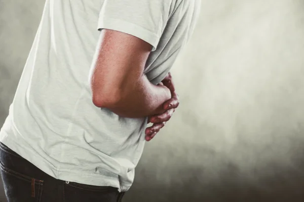 Homem que sofre de dor de estômago dor abdominal . — Fotografia de Stock