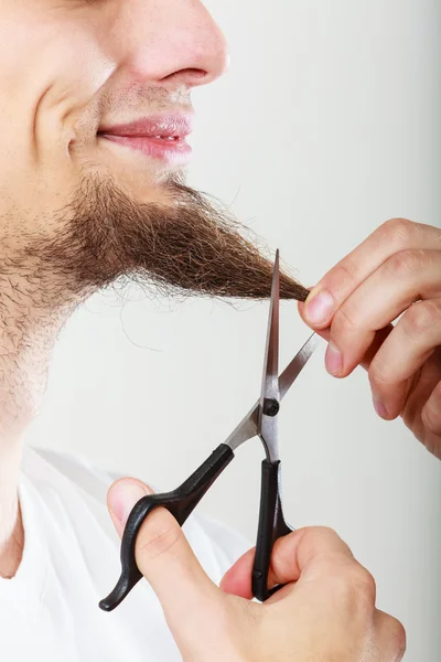 Homem cortando sua barba — Fotografia de Stock