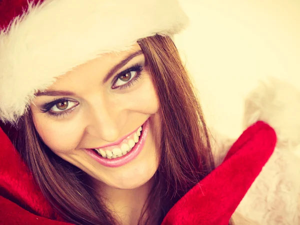 Mulher em santa claus chapéu livre e feliz rindo — Fotografia de Stock