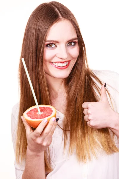 Femme tient pamplemousse boire du jus de fruit — Photo