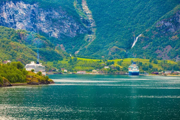 Statek wycieczkowy na fiord Sognefjord w Norwegii Flam — Zdjęcie stockowe