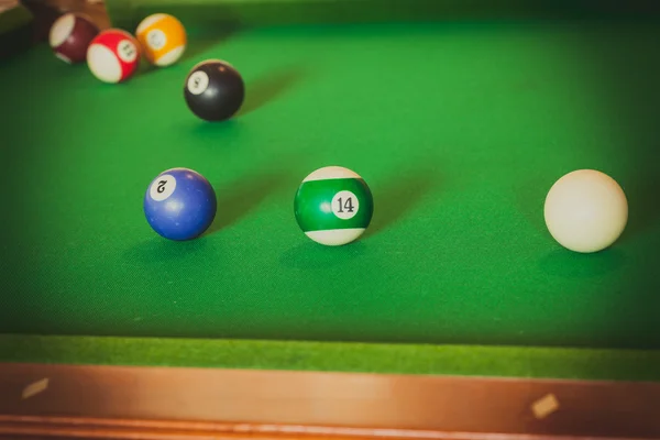 Снукерный мяч на бильярдном столе — стоковое фото