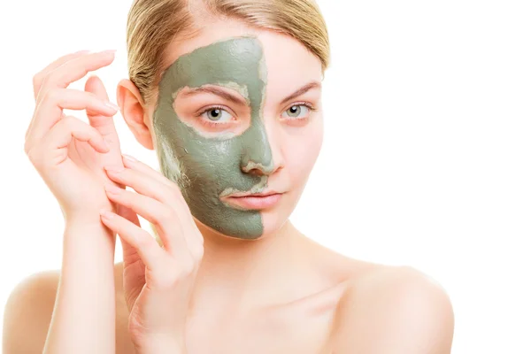 Vrouw in de klei modder masker op gezicht geïsoleerd op wit. — Stockfoto