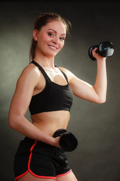 Apto mulher exercitando com halteres. — Fotografia de Stock