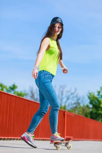 Adolescente menina skatista equitação skate na rua. — Fotografia de Stock