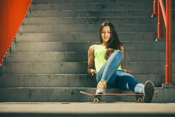 Ragazza su scale con skateboard . — Foto Stock