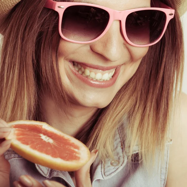 帽子のグレープ フルーツ ジュースを飲んで幸せな女は。ダイエット — ストック写真