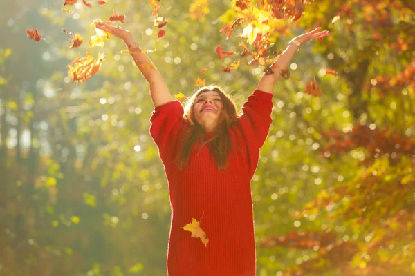 Senhora brincando com folhas . — Fotografia de Stock