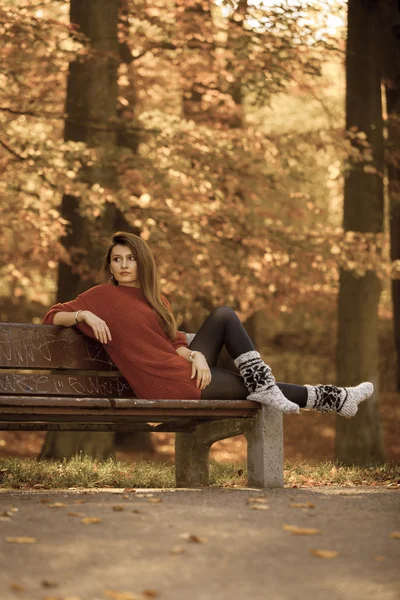 Krásy dívka v podzimní čas relaxovat venku. — Stock fotografie
